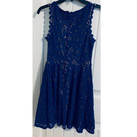 JODI KRISTOPHER SLEEVELESS MIDI LACE OVERLAY DRESS, JUNIORS, 5, ROYAL BLUE & TAN - Picture 2 of 10